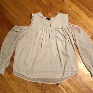 🛒Open shoulder cream blouse.